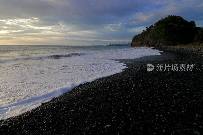 白色的海浪和黑色的沙滩