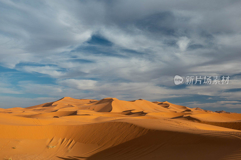 日落时分，摩洛哥切比沙漠五彩缤纷的风景