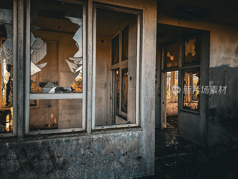 里斯本郊区一座废弃建筑的图片