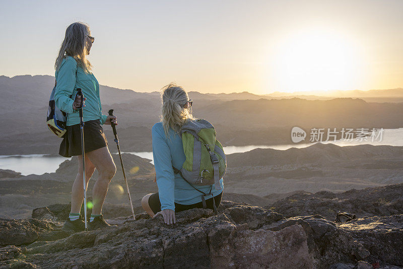 成熟的女性徒步旅行者在山顶上放松