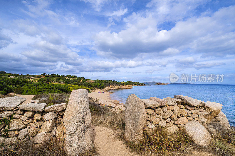 阿尔扎塞纳海岸线的海岸线步道-撒丁岛