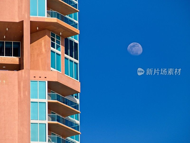 看月亮，迈阿密海滩公寓塔楼的视角