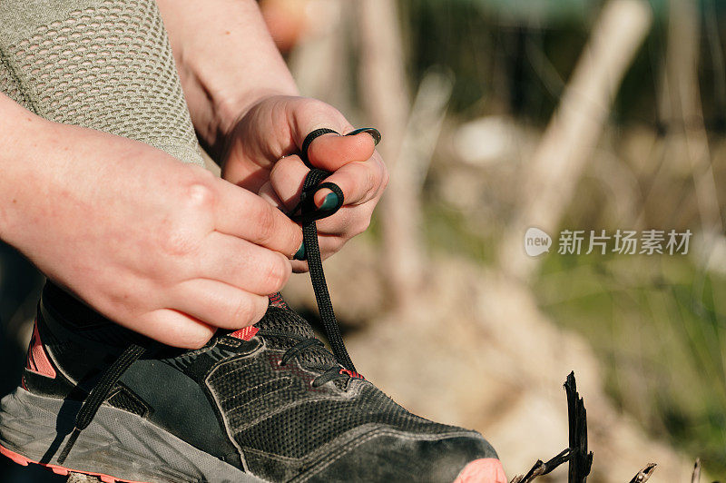 女人系鞋带