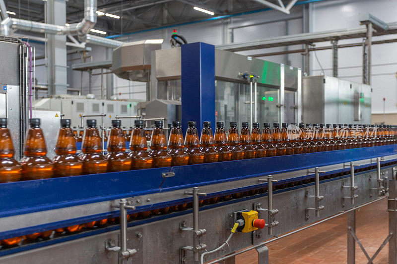 啤酒厂的啤酒装瓶生产线。