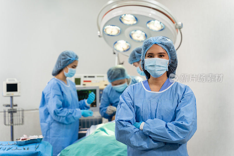 在医院进行外科手术的医疗队。医疗队正在做紧急手术