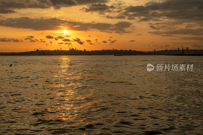 日落时分的博斯普鲁斯海峡，土耳其伊斯坦布尔