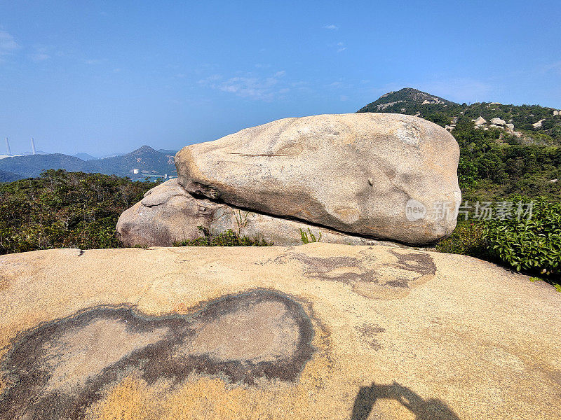 位于香港南丫岛岭角山的巨石