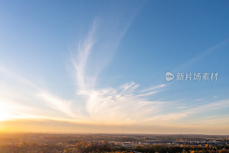 秋天早晨的天空，伍德布里奇，加拿大