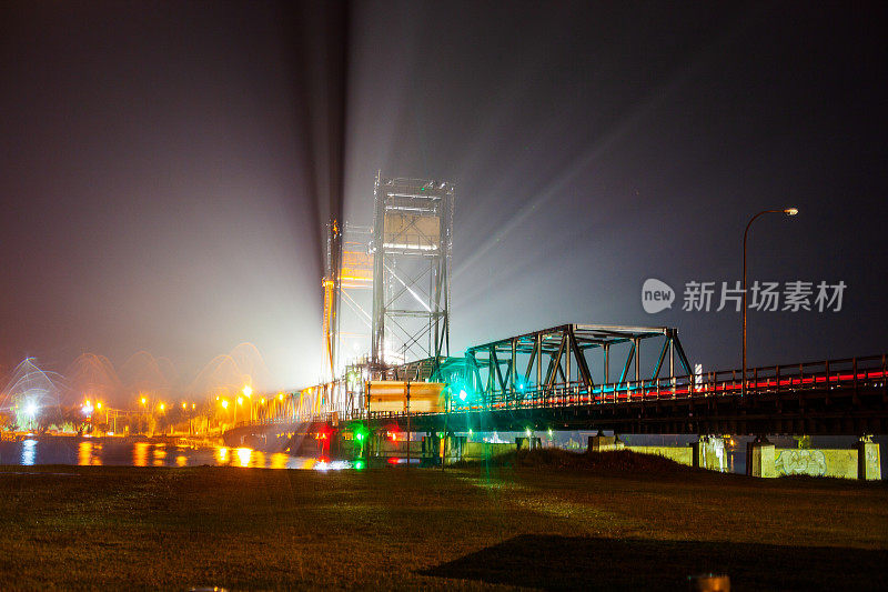 桥上的道路施工将灯光照到深夜
