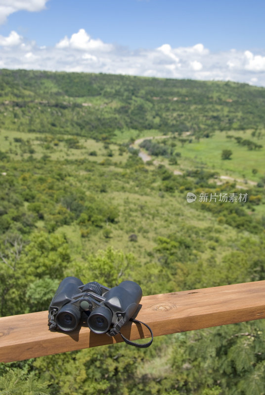 双筒望远镜和非洲景观