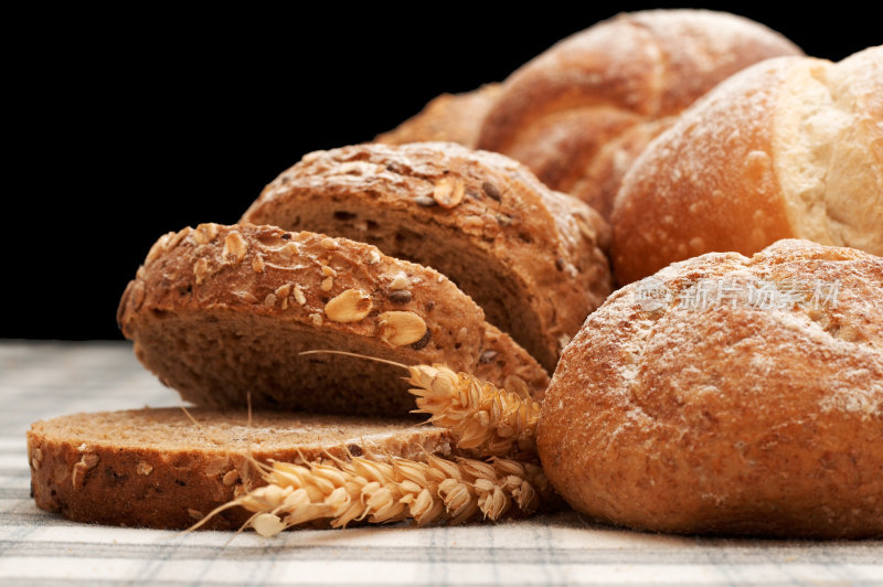 面包，小麦，牛角面包和玉米饼的排列