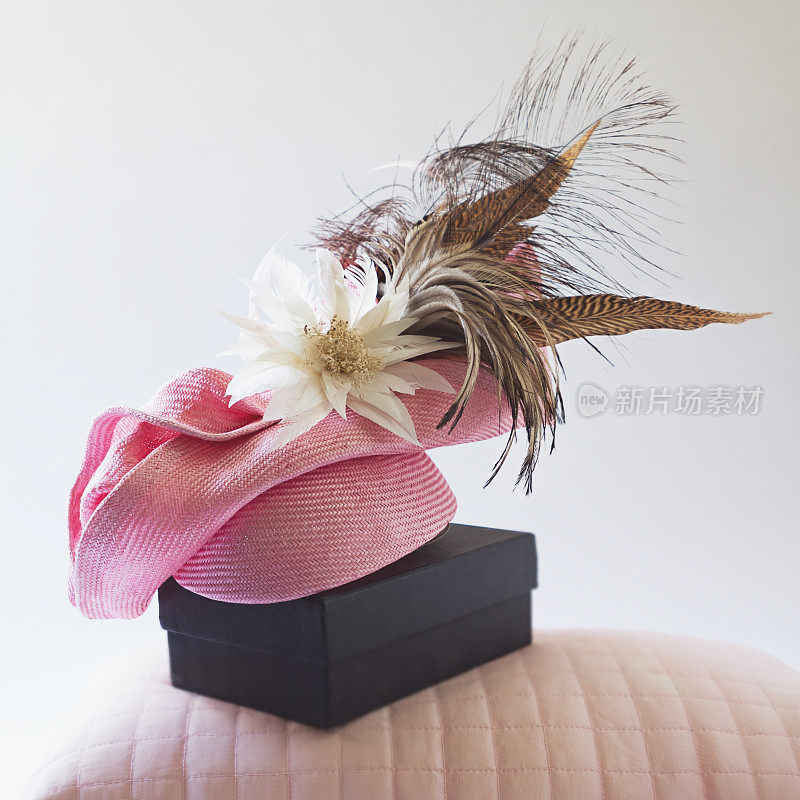 有花和羽毛的粉色时尚赛跑帽