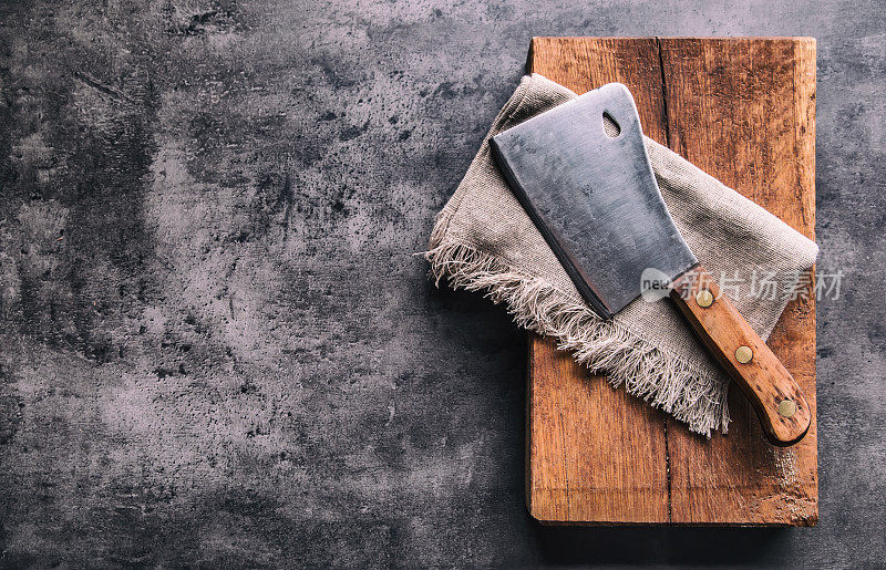 混凝土或木板上的老式切肉刀。