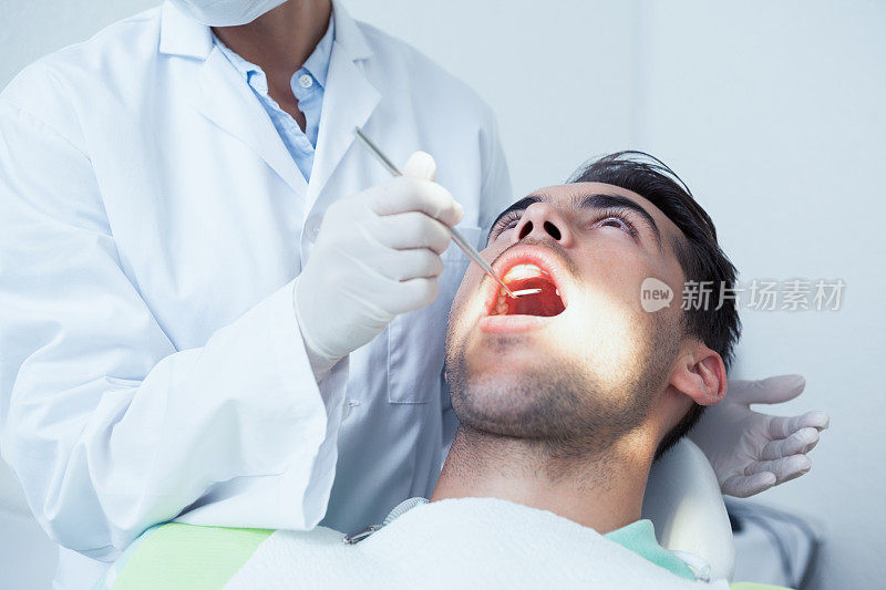 男人有他的牙齿检查的特写