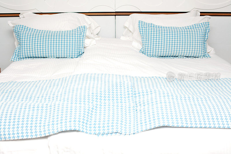 酒店房间里一张带枕头的床
