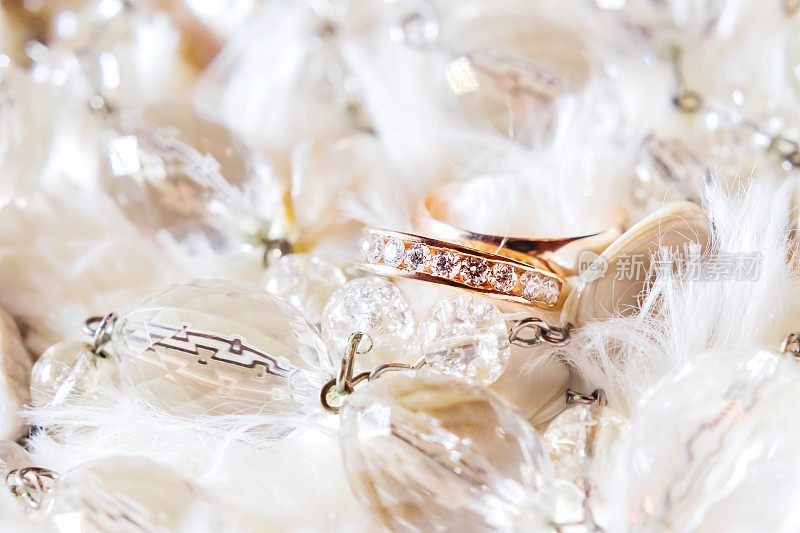 镶钻石的金婚戒。婚礼首饰的细节。