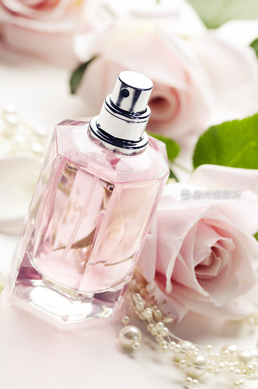 香水瓶和玫瑰
