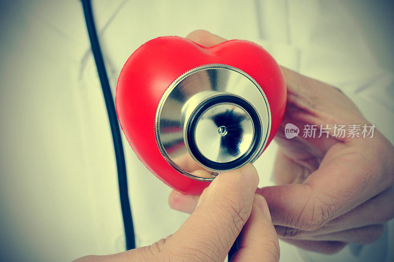 医生用听诊器听诊心脏