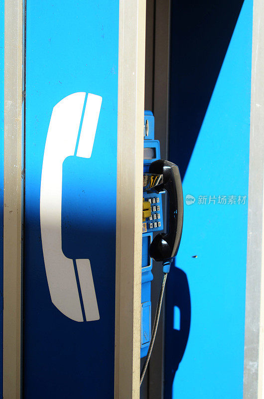 有电话标志的蓝色电话亭