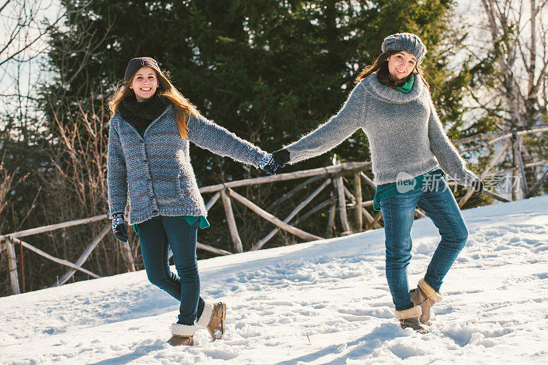 女孩们玩雪玩得很开心