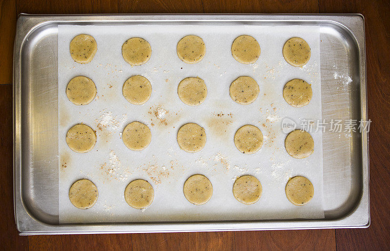 烤箱托盘上的坚果饼干准备烘烤。
