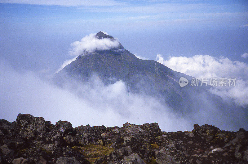 刚果民主共和国Karisimbi和Mikeno火山顶峰