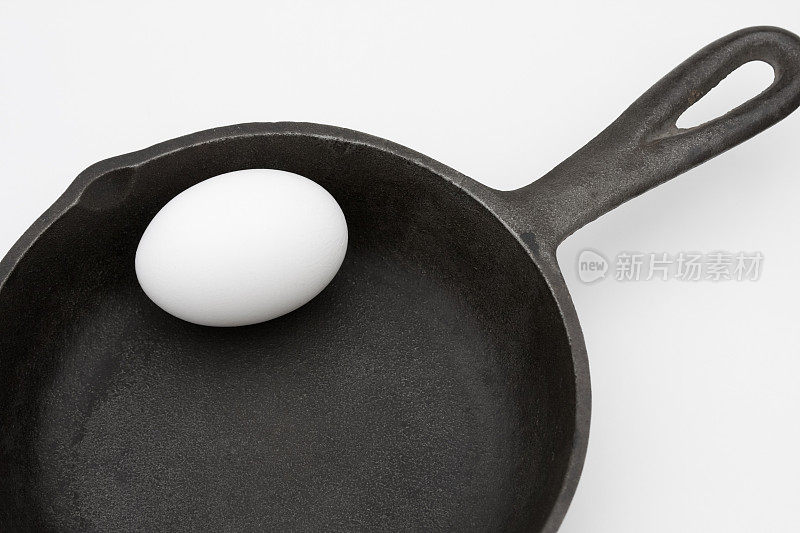 鸡蛋在铸铁锅