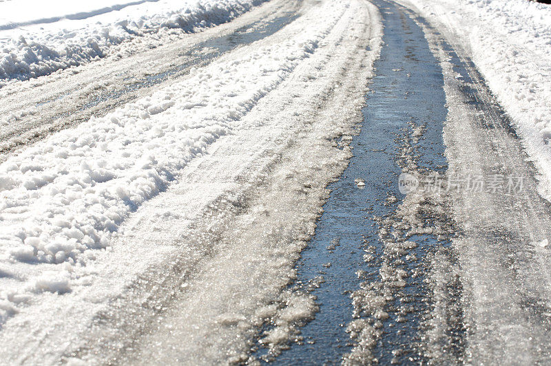 积雪的街道上