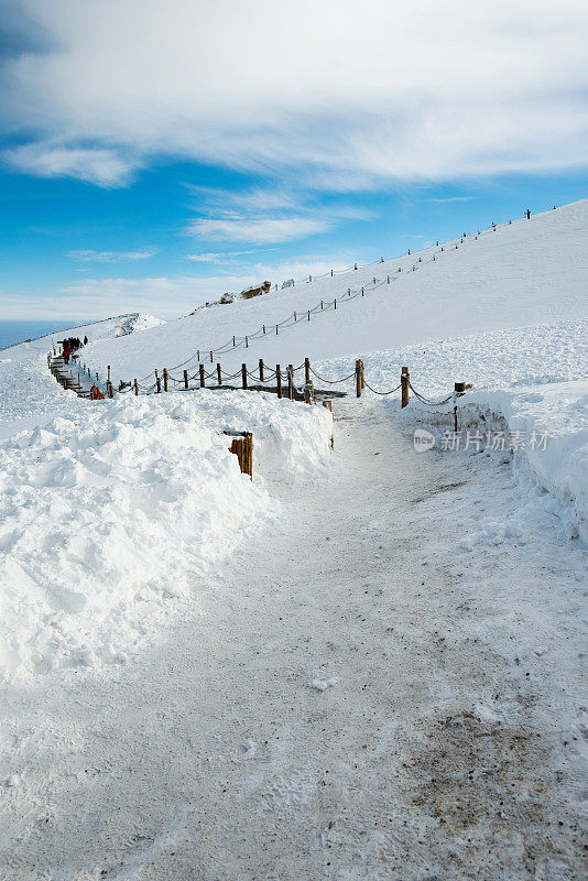 冰雪覆盖的路径