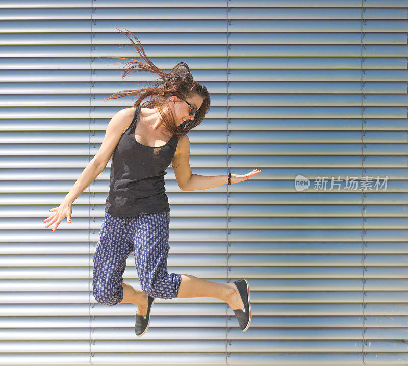 跳来跳去的女人