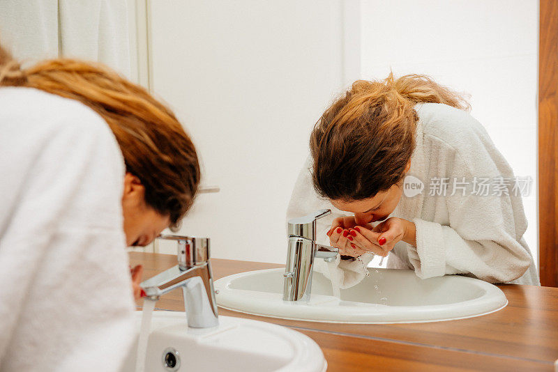 年轻开朗的女人在浴室里进行晨间卫生