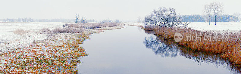 rurial场景。哈维尔河的冬季景观(德国)。Havelland