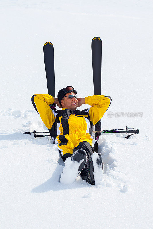 一个成年人在雪地上滑雪