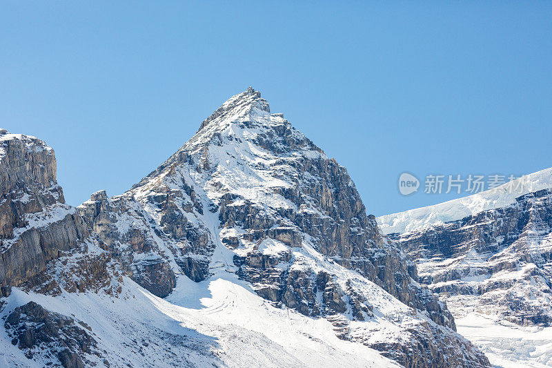 加拿大落基山脉的山顶景色