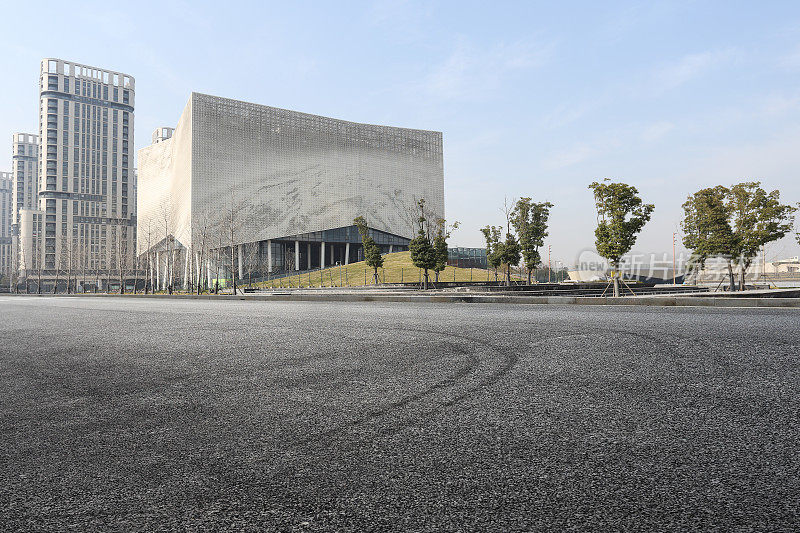 现代化的城市道路和建筑