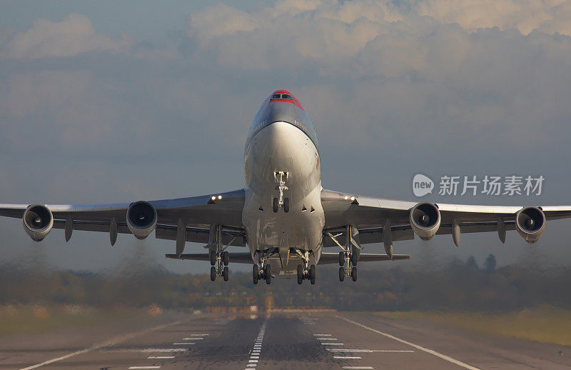 波音747大型喷气式商业客机起飞。