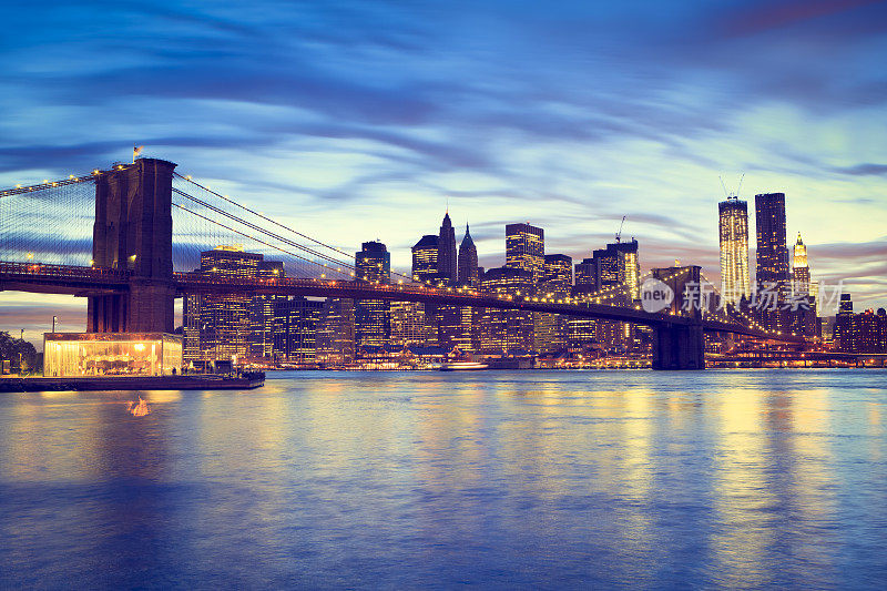 日落时分的曼哈顿和布鲁克林大桥