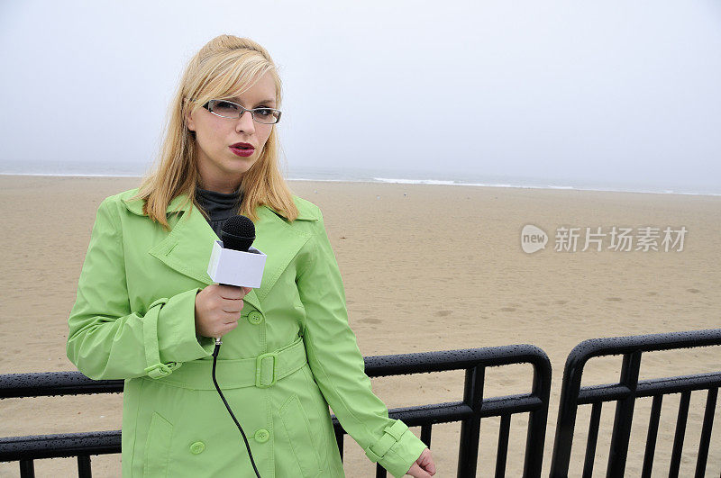 新闻记者评论空旷的海滩