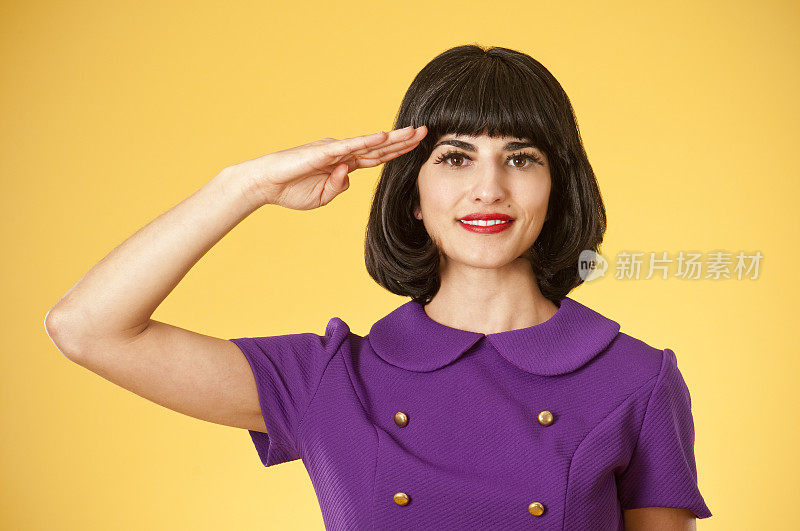 穿着复古礼服的女人敬礼