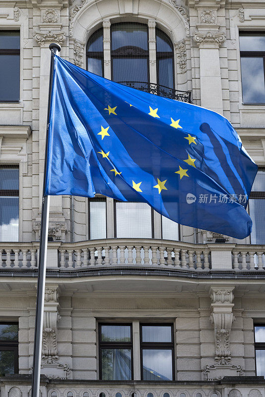 在政府大楼前悬挂着欧洲共同体的旗帜
