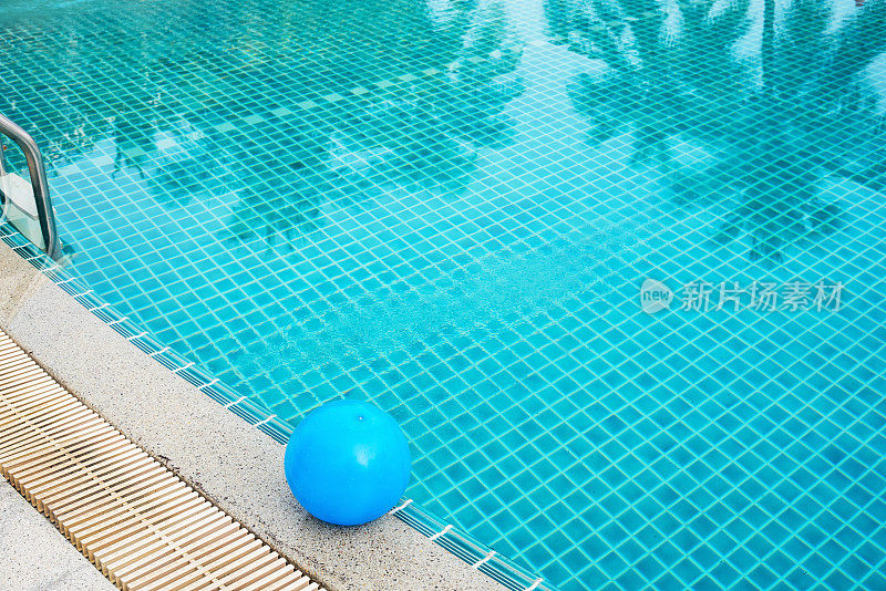 游泳池旁的充气球