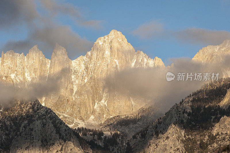 日出时的惠特尼山，有云