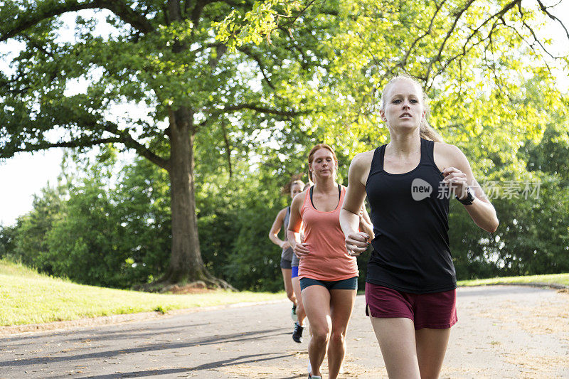 一群女运动员慢跑