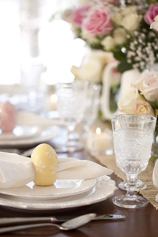 复活节春天优雅的餐桌