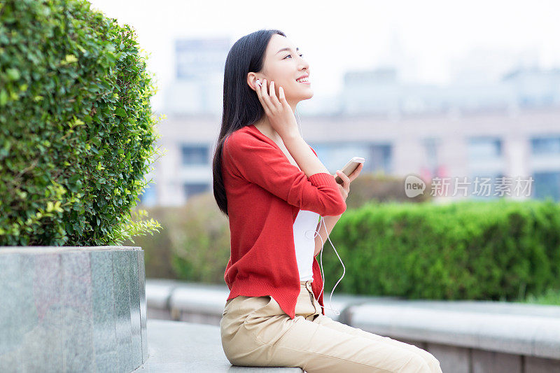 一个亚洲女人在打电话