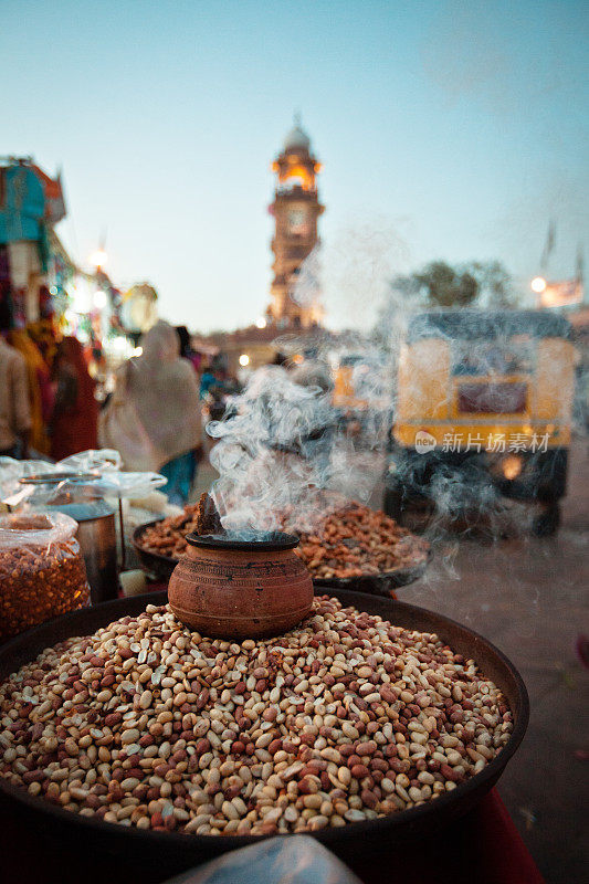 印度焦特布尔街头市场上的烤花生