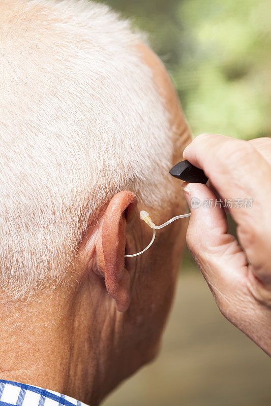 老人在耳内安装助听器