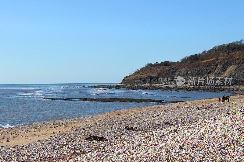 蒙茅斯海滩和破碎的悬崖在莱姆里吉斯，英国