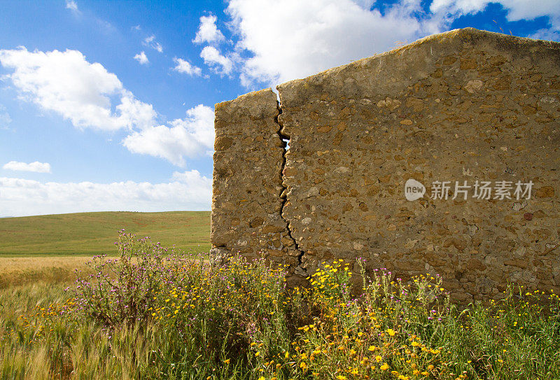 意大利乡村石屋的锯齿状地震裂缝