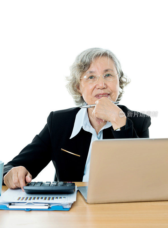 在工作中使用笔记本电脑的资深女商人